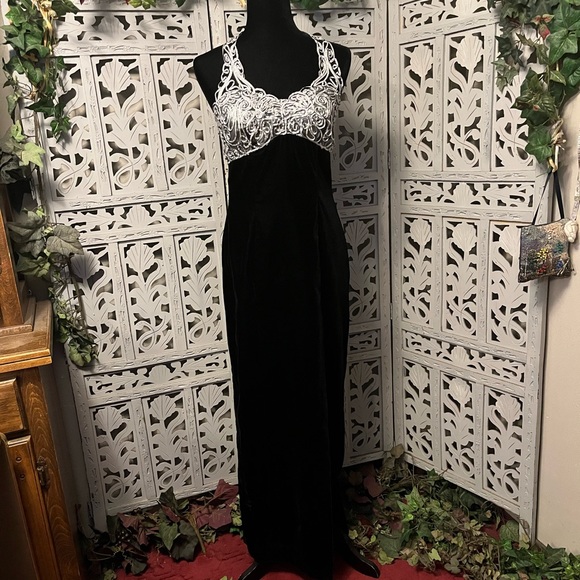ZUM ZUM VINTAGE SPECTACULAR BOLD BLACK VELVET WITH SILVER BUST FORMAL DRESS GOWN - Picture 1 of 10